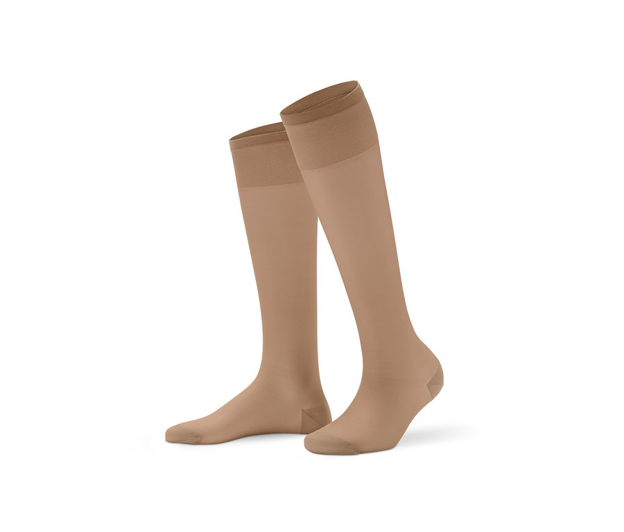 Zwei Paar hautfarbene Feinkniestrümpfe mit Cooling-Effekt.