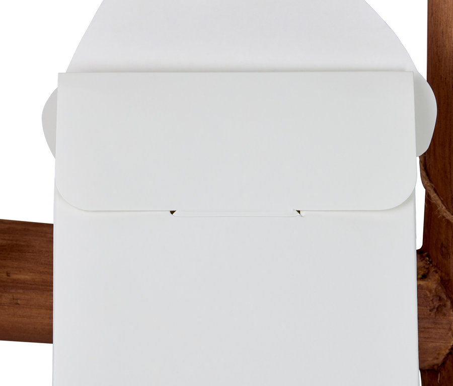 Detail einer weißen Hülle aus einem DIY-Adventskalender-Set, befestigt an einem Holzrahmen.