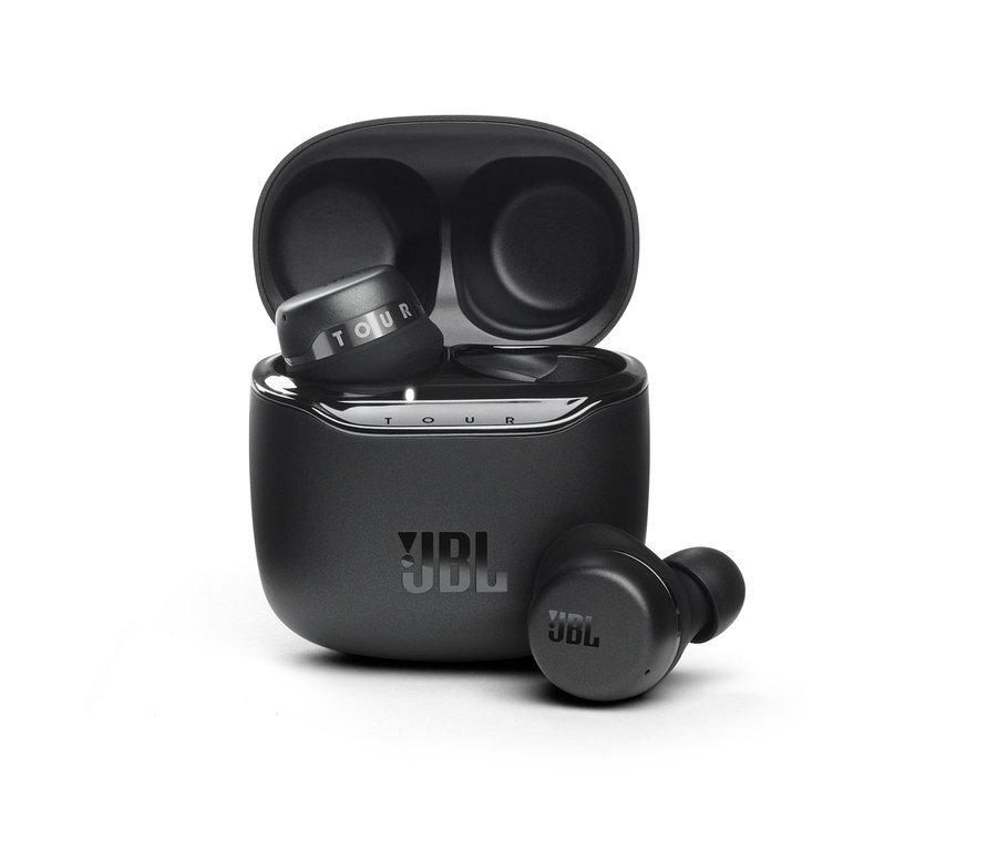 Schwarze kabellose JBL In-Ear Kopfhörer »Tour Pro+ TWS« mit geöffnetem Ladecase.