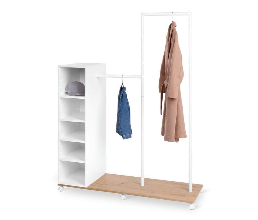 Garderobe mit Fächern und verschiedenen Ebenen. Auf den Fächern liegt eine graue Kappe, an den Stangen hängen eine blaue Jeansjacke und ein brauner Mantel.