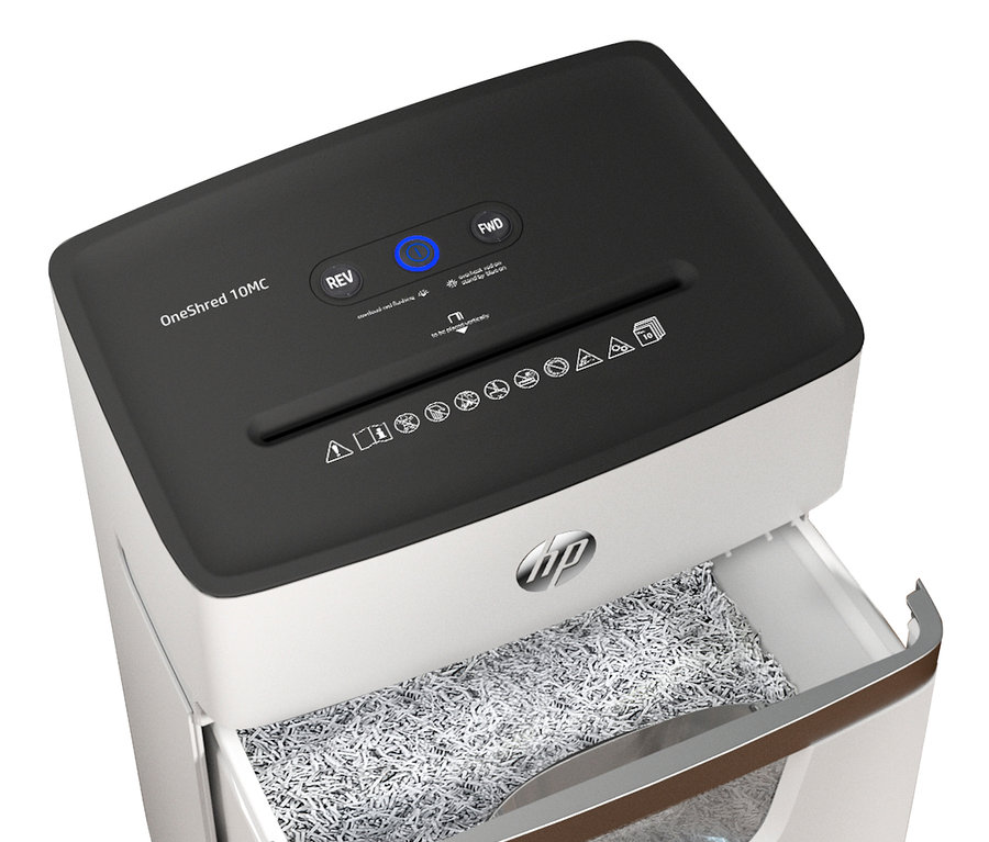 Detailaufnahme eines HP OneShred 10MC Aktenvernichters mit herausgezogenem Behälter voller Streifen geschredderten Papiers.