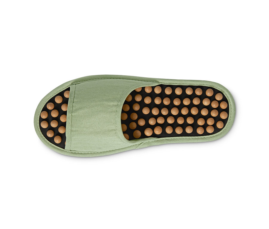 Nahaufnahme eines grünen Massage-Pantoffel.