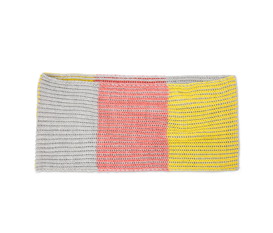Ein Strickschlauchschal mit grauen, pinken und gelben Streifen.