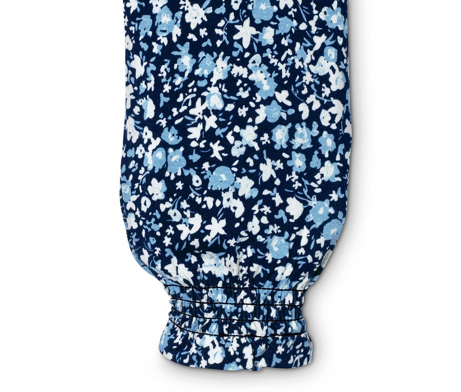 Detailansicht eines floralen Jerseykleids.