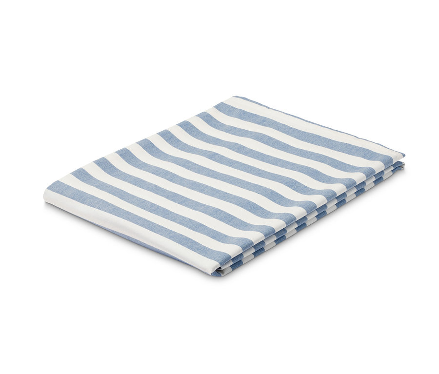 Gefaltete gestreifte Tischdecke in Blau und Weiß.