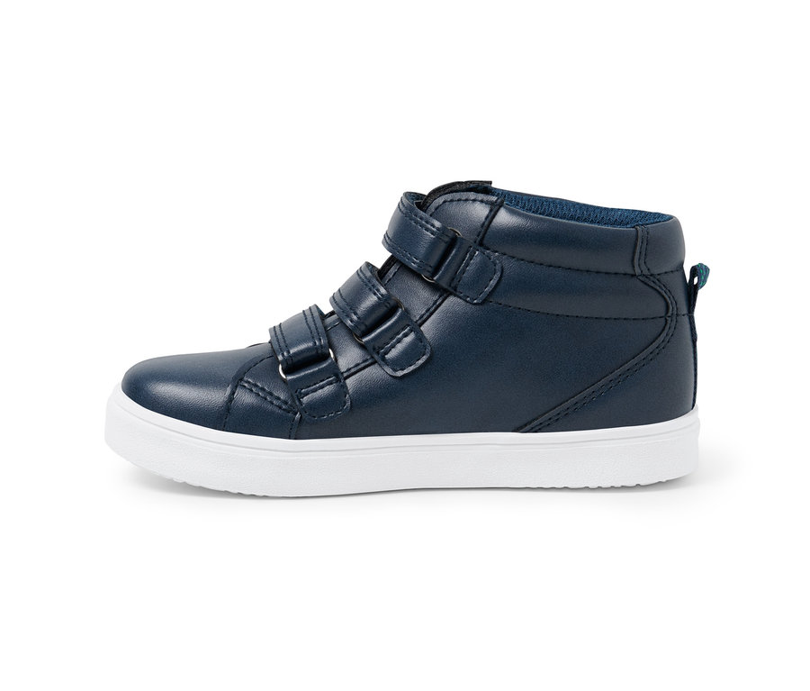 Blauer Sneaker mit weisser Sohle und Klettverschluss.