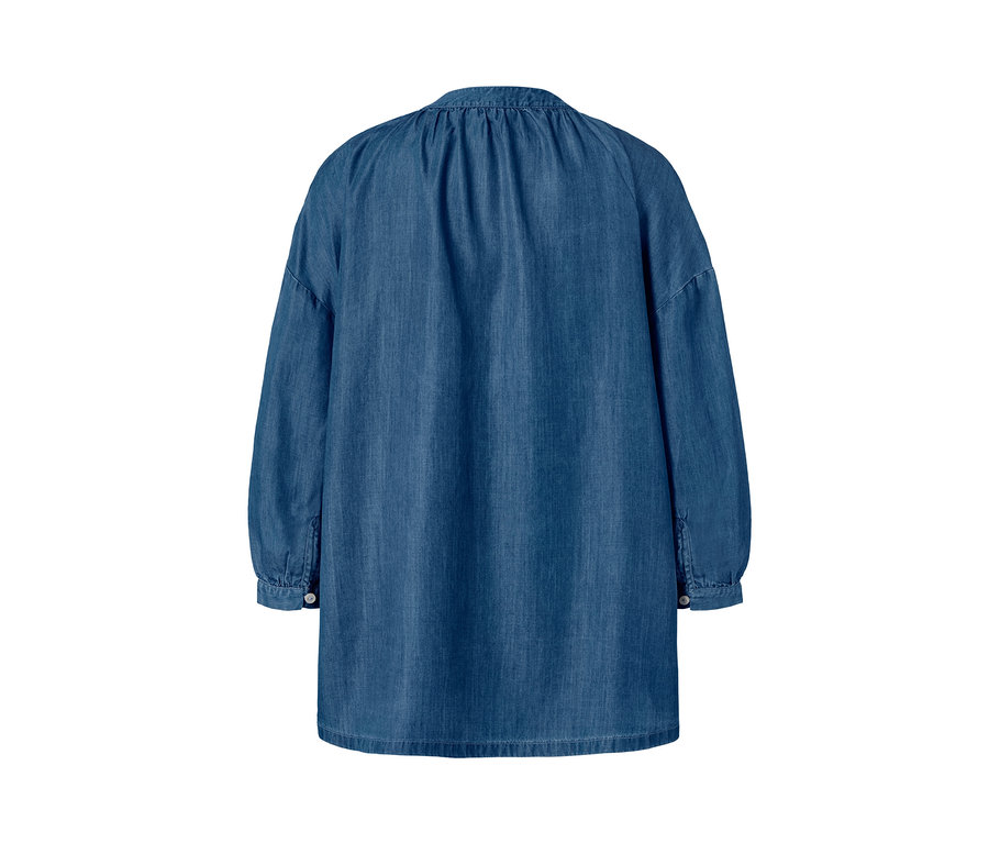 Eine blaue Bluse in Denimoptik.