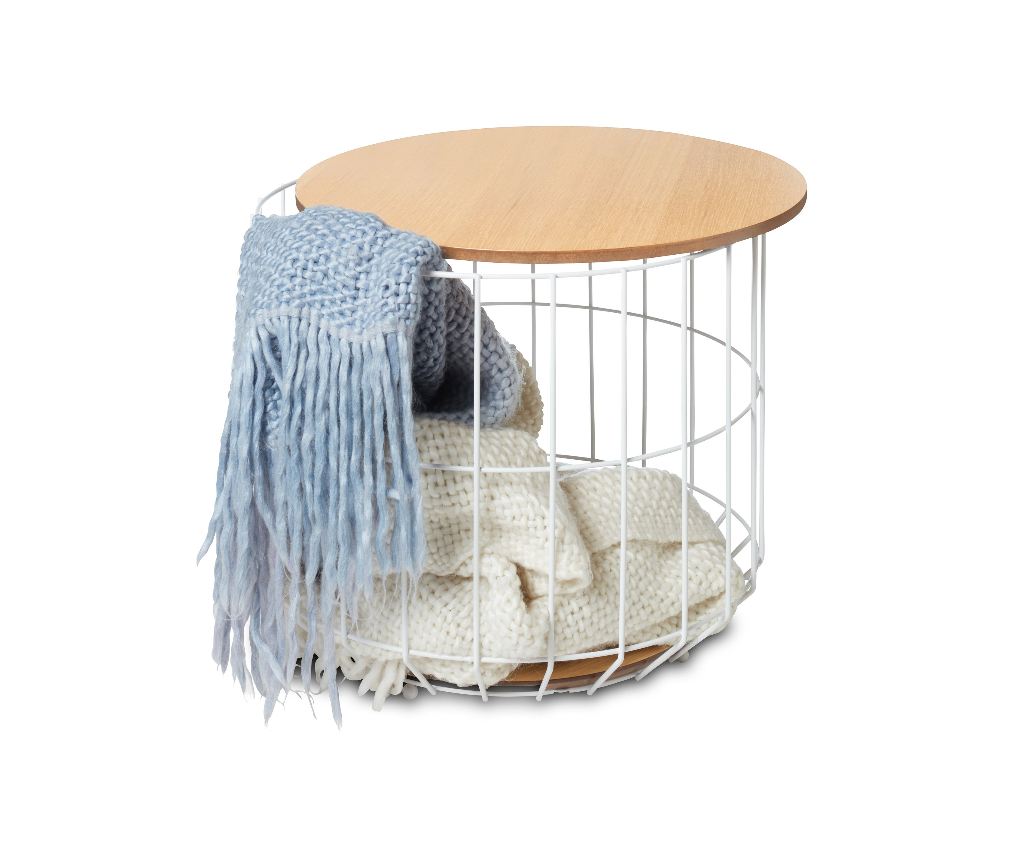 Ein Salontisch mit abnehmbarer Tischplatte, in dem eine Decke aufbewahrt und ein Schal darübergelegt wird.