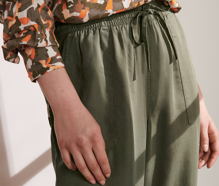 Frau trägt eine Cargohose.