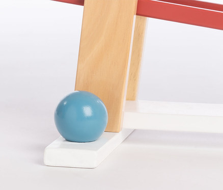 Blauer Ball neben Pinolino Kugelbahn »Regenbogen Kuno«.