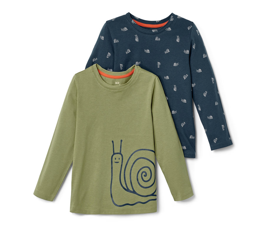 Zwei Baby-Langarmshirts, eines olivgrün mit Schneckenprint, das andere marineblau mit Schneckenprint.