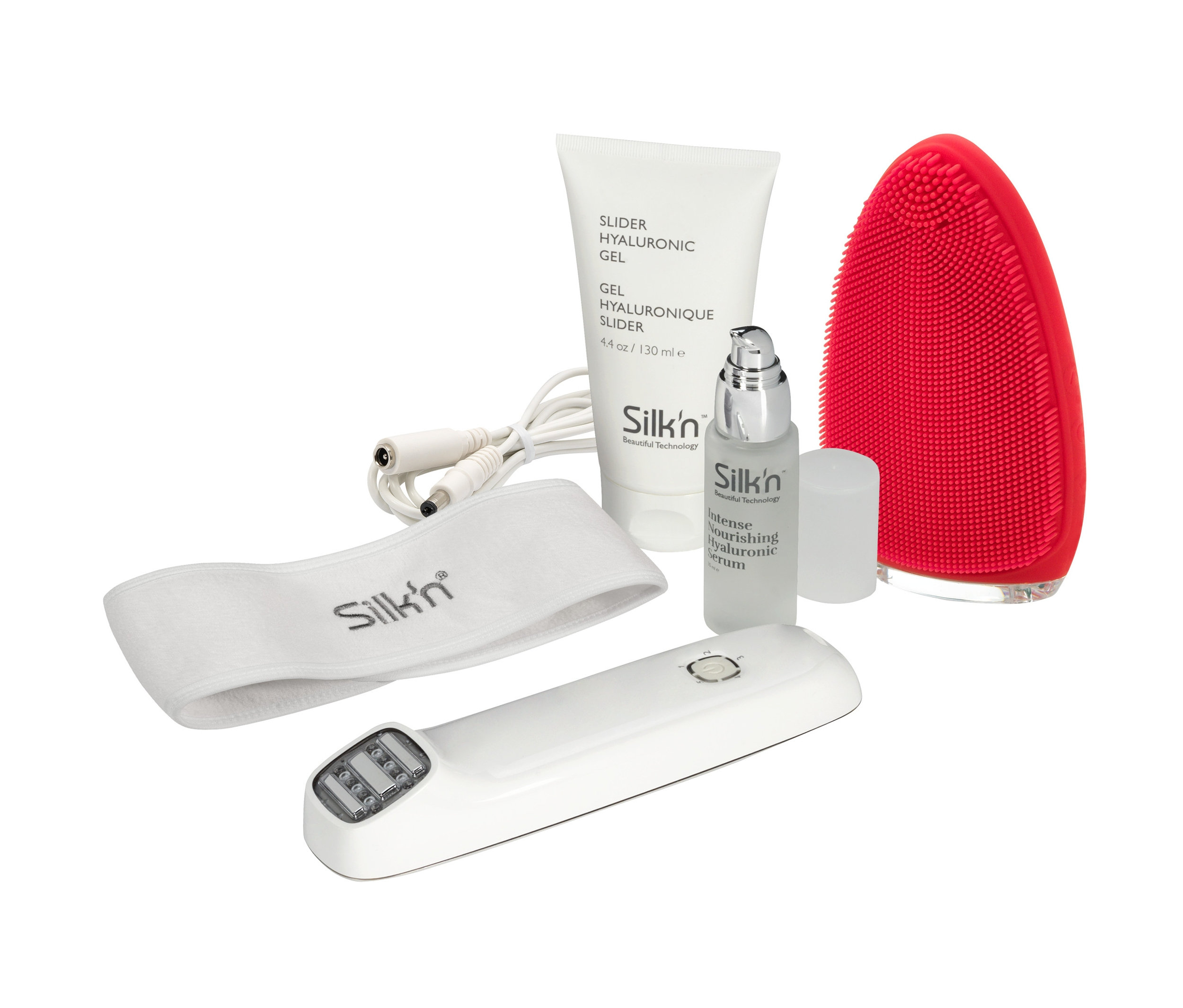 Ein Silk’n-Anti-Aging-Set »FaceTite Ritual« auf weißem Hintergrund. Es enthält ein weißes Gel, ein Serum, eine Massagebürste und weiteres Zubehör.