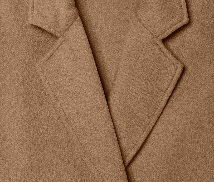 Detailaufnahme eines camel-farbenen Mantels aus weicher Wollmischung.