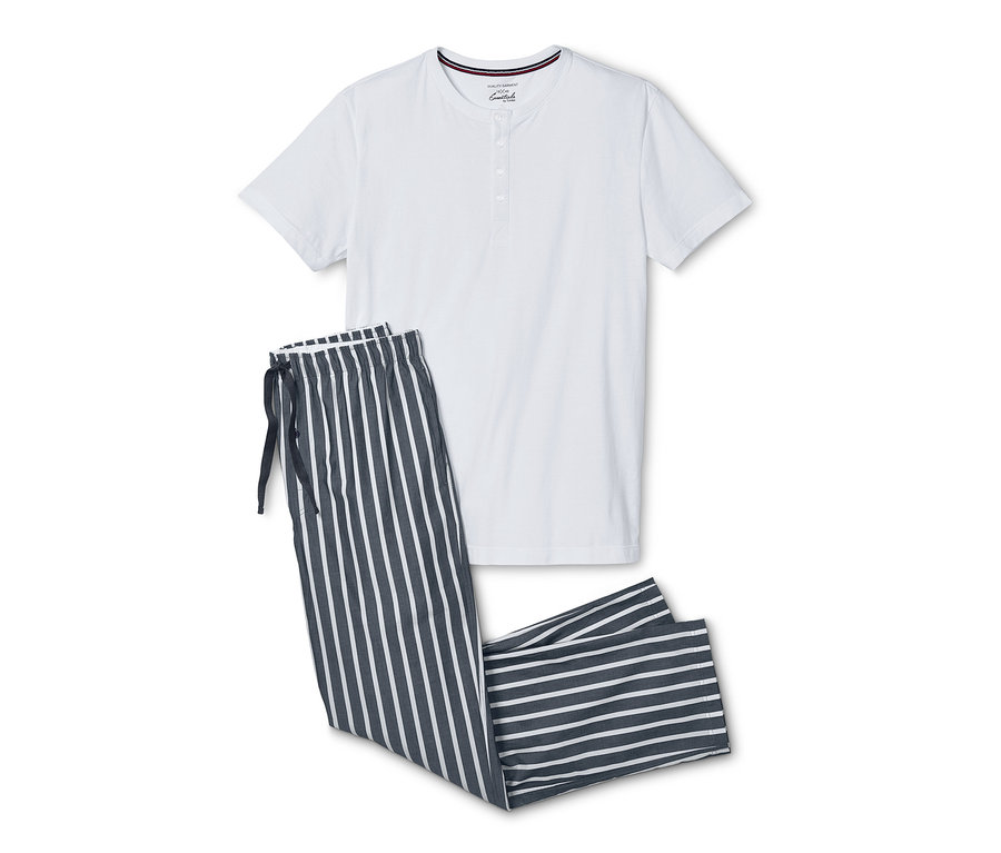 Weißes Pyjama-T-Shirt mit kurzen Ärmeln und eine gestreifte Pyjamahose.