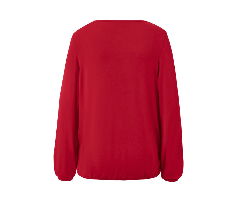 Detailansicht eines roten Blusenshirts.