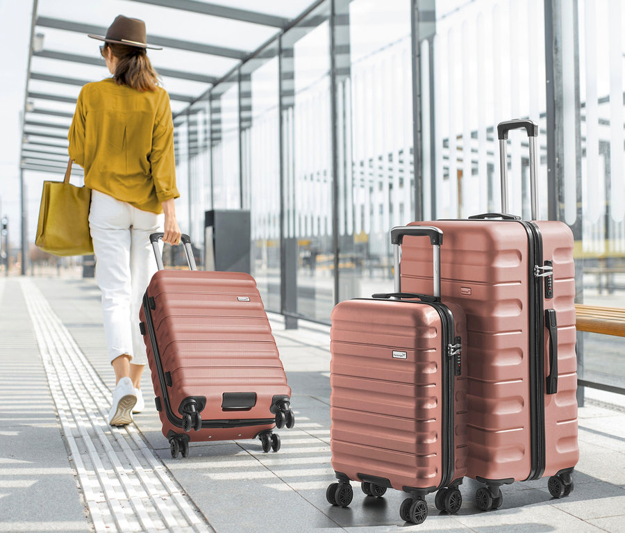 Frau zieht einen mauvefarbenen PACKENGER Hartschalen-Koffer, 3er-Set »Jörn«.