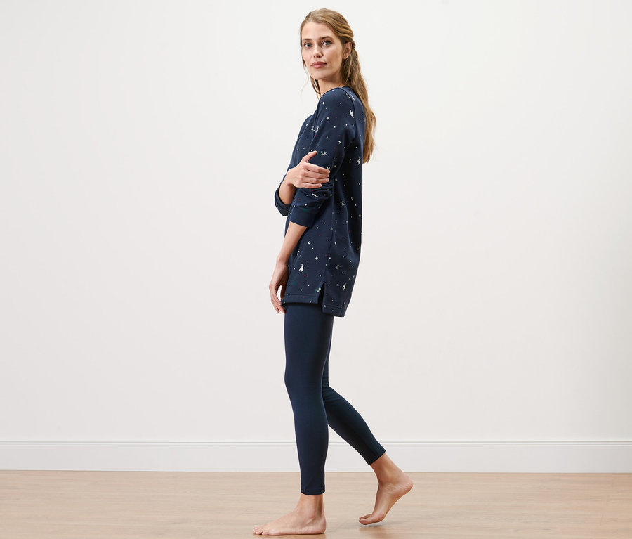 Frau posiert seitlich im Leggings-Pyjama.