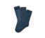Drei Paar blaue Socken liegen auf einem weißen Hintergrund.