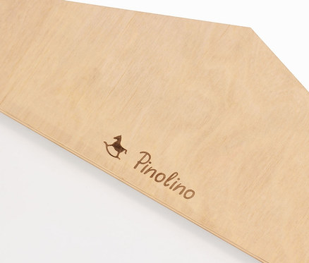 Detail einer Platte des 13-teiligen Pinolino Cornhole »Bennet« mit Logo.