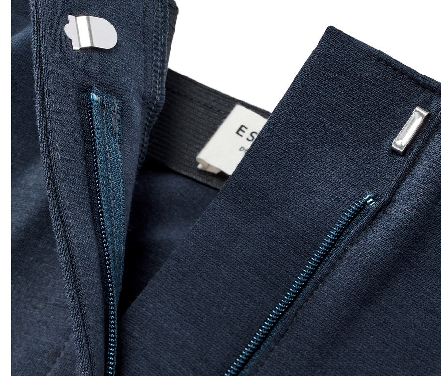 Detailaufnahme einer blau melierten Jerseyhose mit geöffnetem Reißverschluss.