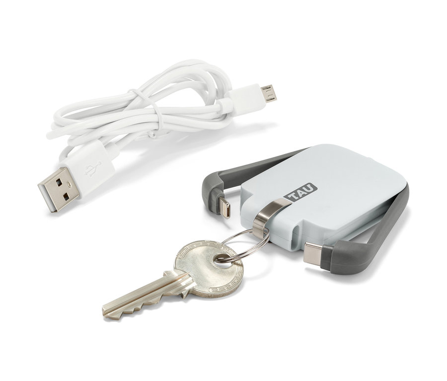 Ein weißes Ladekabel und ein TAU® 3-in-1-Keychain-Powerbank mit einem Schlüssel am Ring.