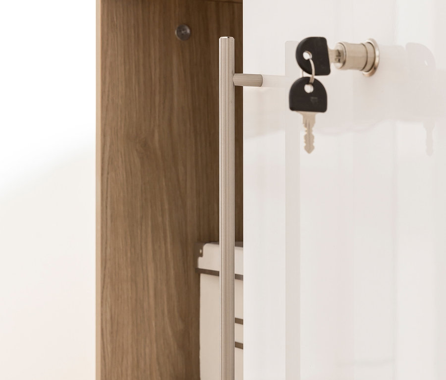 Detailansicht eines teilweise geöffneten braun-weißen Aktenschranks »Antero«.