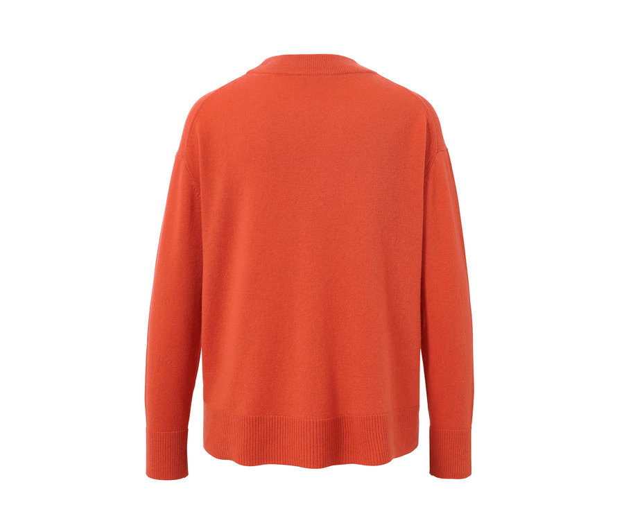 Detailansicht der Rückseite eines orangefarbenen Feinstrick-Pullovers mit Cashmere.