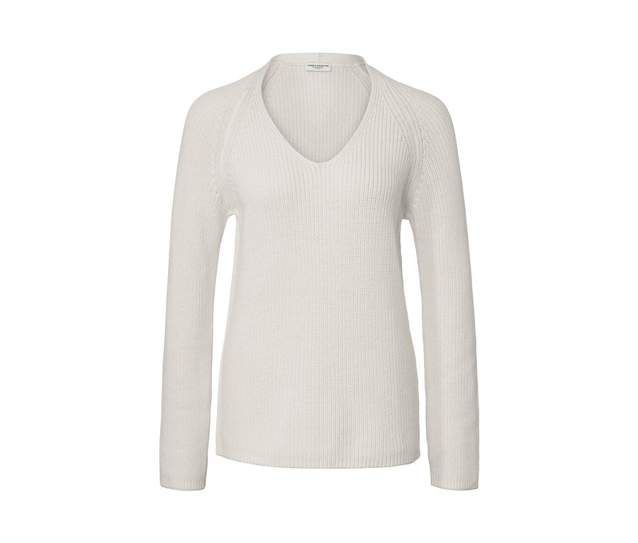 Cremefarbener Strickpullover mit V-Ausschnitt.