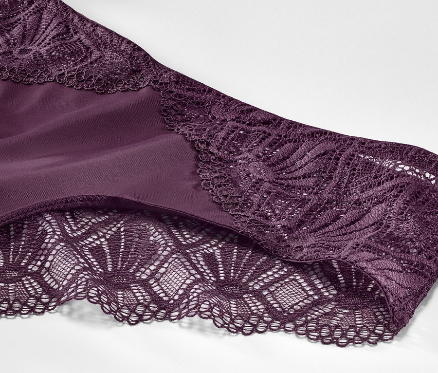 Detailaufnahme von 2 auberginefarbenen Brazilslips mit Spitze.