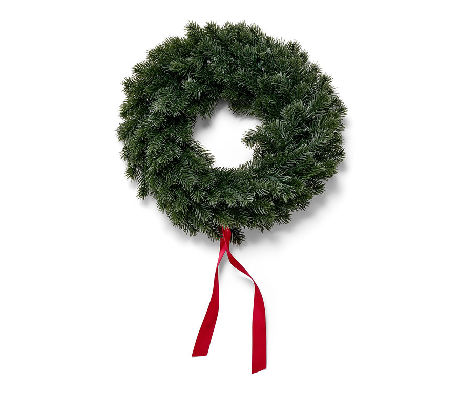 Ein grüner LED-Tannenkranz mit einer roten Schleife hängt vor einem weißen Hintergrund.