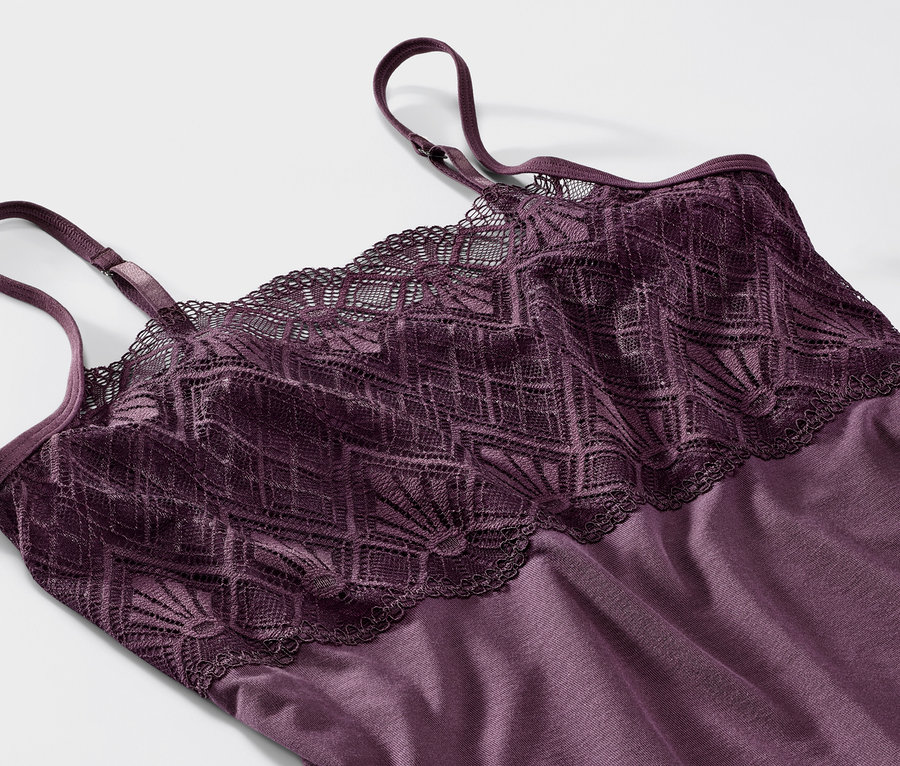 Detailaufnahme eines Hemdchens in Aubergine mit Spitze.