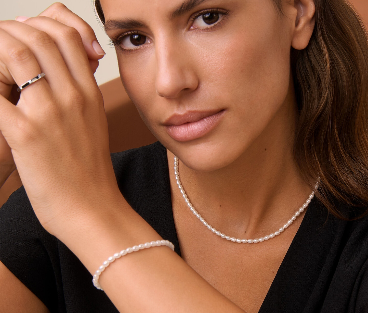 Frau trägt 925 Silber Ring Octagon, Armband Tiny Pearls und Kette.