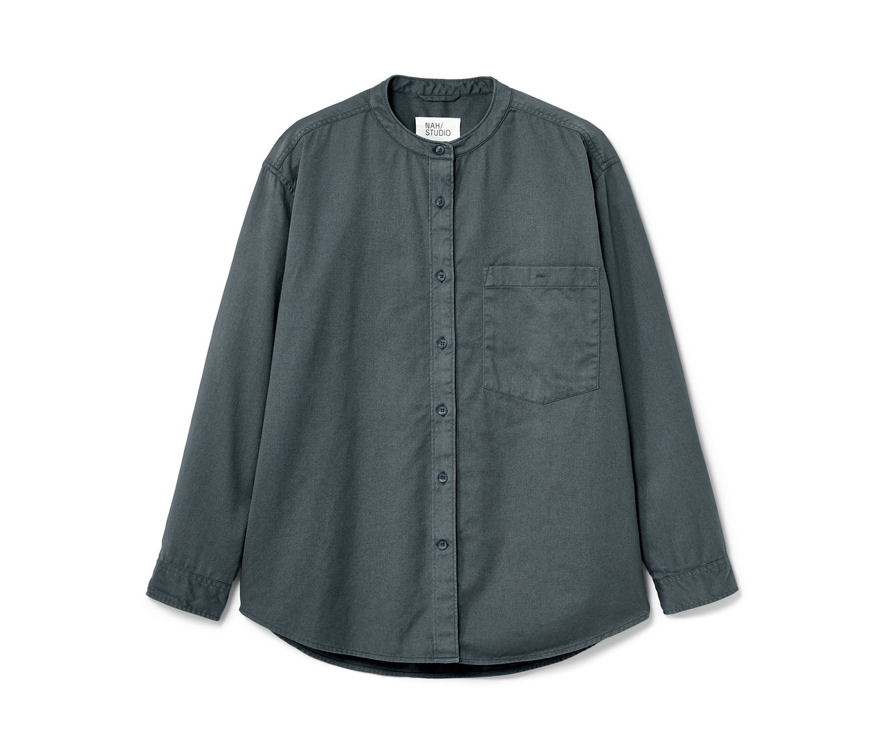 Detail einer stone blue NAH/STUDIO Hemdbluse aus nachhaltiger Baumwolle.