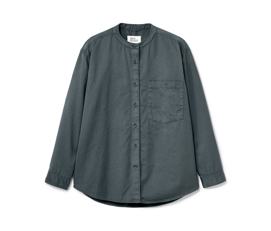 Detail einer stone blue NAH/STUDIO Hemdbluse aus nachhaltiger Baumwolle.