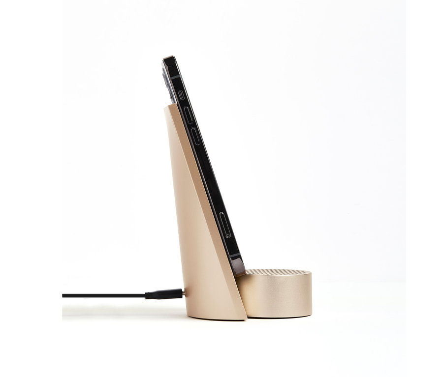 Schwarzes Telefon, das auf einem champagnerfarbenen Lexon CITY ENERGY PRO Ladeständer steht.