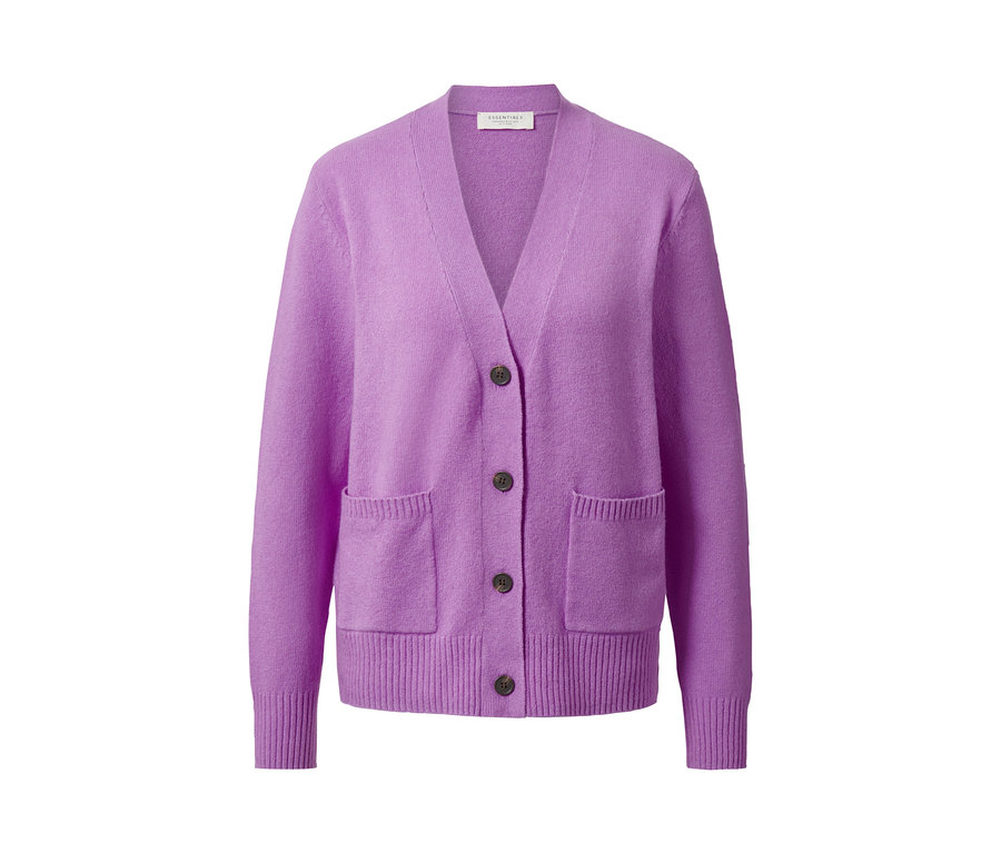 Eine lila Strickjacke mit tiefem V-Ausschnitt und braunen Knöpfen.