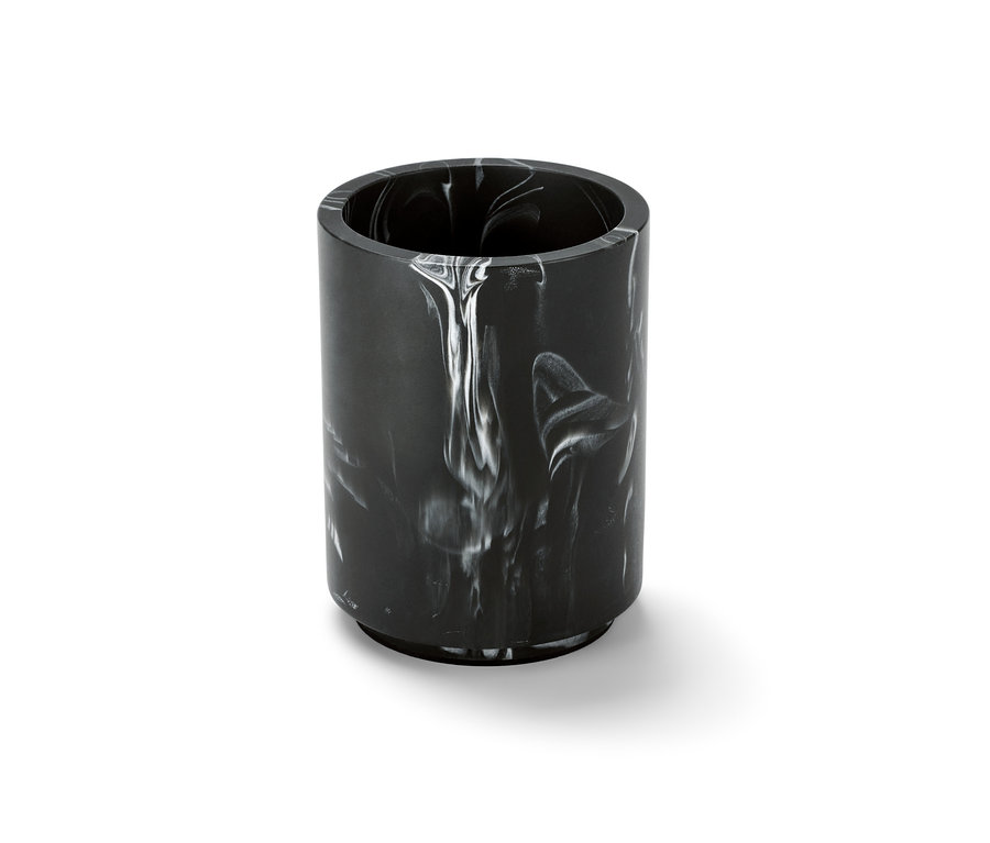 Ein marmorierter Utensilo in Schwarz und Weiß.