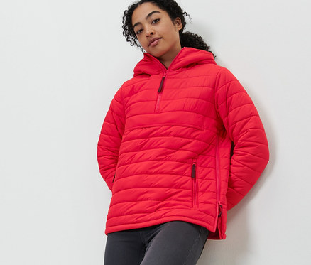 Frau posiert in Kapuzen-Steppjacke.