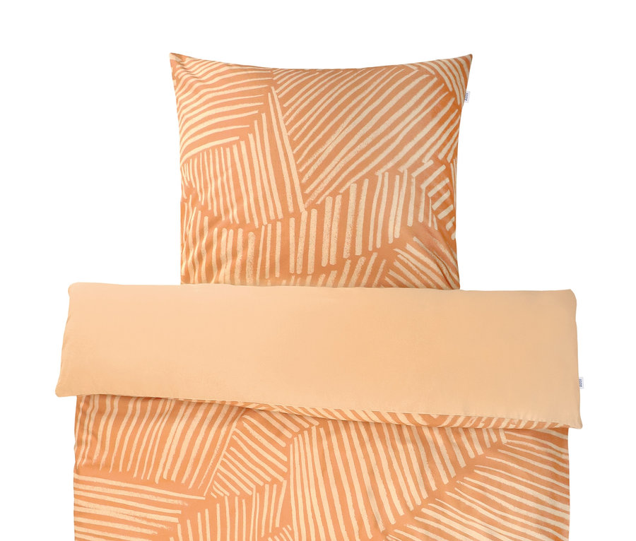 Bettwäsche-Set in Orange und Creme mit geometrischem Muster, bestehend aus einem Kissen- und einem Bettbezug. SCHÖNER WOHNEN Renforcé-Bettwäsche.