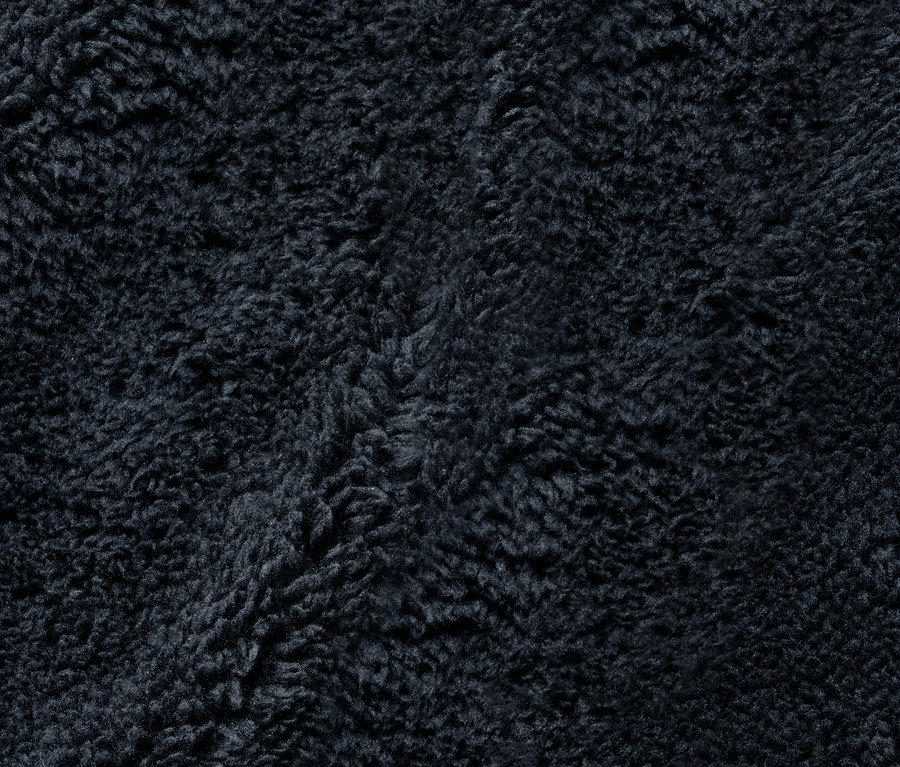 Detailaufnahme der Textur einer Kinder-Regenhose mit Mitwachsfunktion.