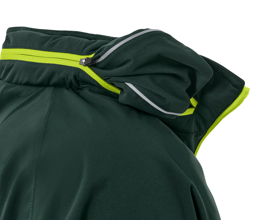 Detailansicht einer Rad-Regenjacke mit gelbem Reißverschluss und Reflektorstreifen.