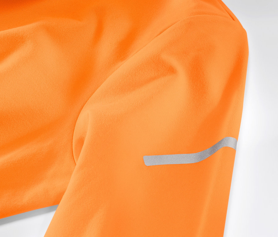 Detailaufnahme eines neonorangen Thermo-Funktionsshirts mit Reflexstreifen.