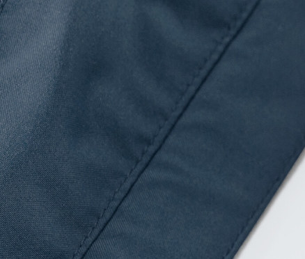 Detailansicht einer 3-in-1-Regenjacke, Innenseite mit Tasche und grauer Fleece-Schicht.