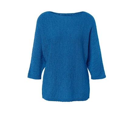 Blauer sommerlicher Strickpullover aus Bändchengarn mit Dreiviertelärmeln.
