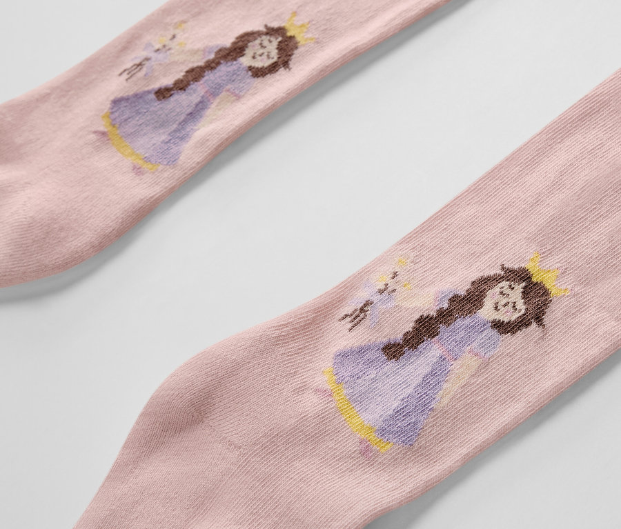 Detailaufnahme von rosa Kinderstrumpfhosen mit einer Prinzessin.