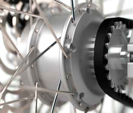 Detailaufnahme der silbernen Radnabe und Speichen eines SHARP Hybrid E-Bikes.