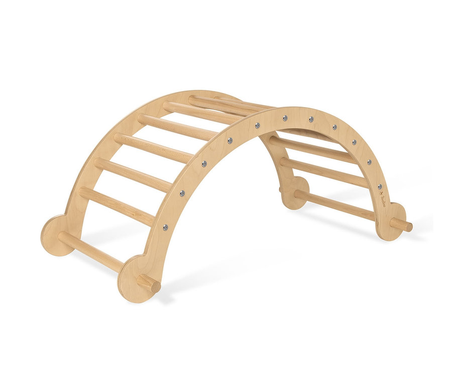 Ein Pinolino Kletterbogen und Wippe aus Holz vor einem weißen Hintergrund.