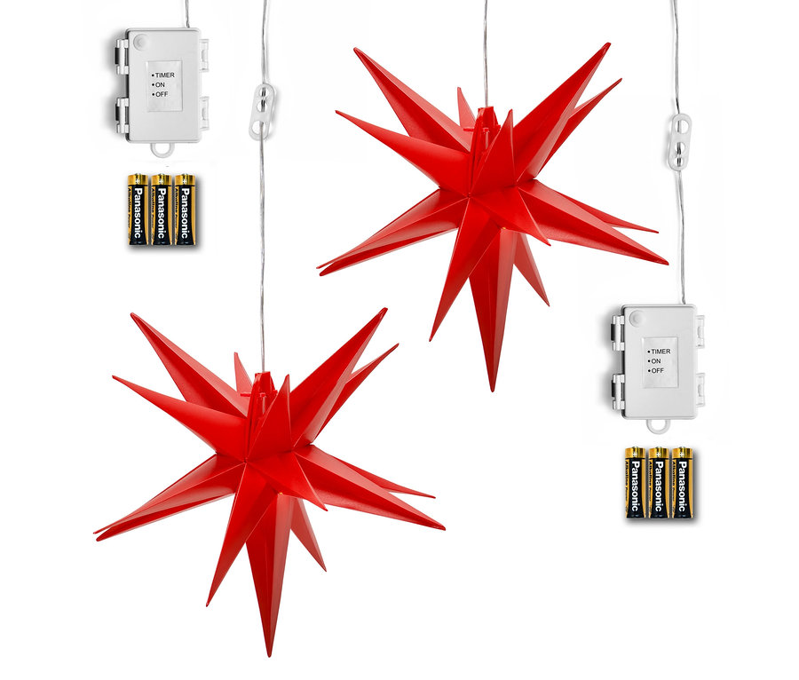 Zwei rote 27 cm AMARE LED-Sterne hängen vor einem weißen Hintergrund, jeder mit einer Kontrollbox und drei Panasonic-Batterien.