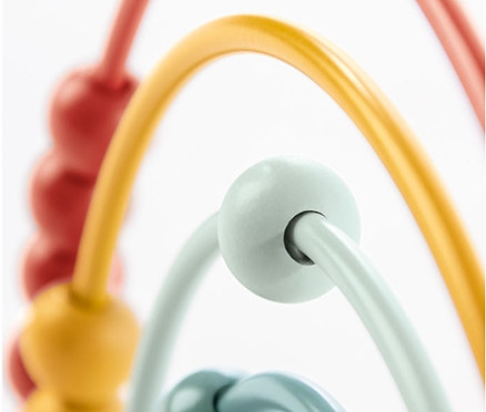 Detailansicht des Pinolino Abakus-Regenbogens »Ruby« mit bunten Kugeln, die in Bögen angeordnet sind.
