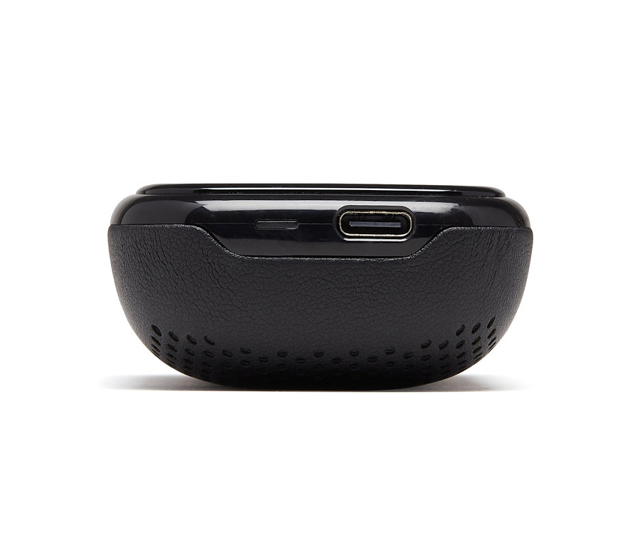 Detail einer schwarzen Lexon »SPEAKER BUDS« TWS-Kopfhörer-Ladebox.